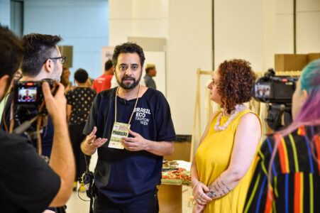 Brasil Eco Fashion Week 2023 - Laluz Brasil veste a equipe da organização do evento usando design zero desperdício da no.wasTee