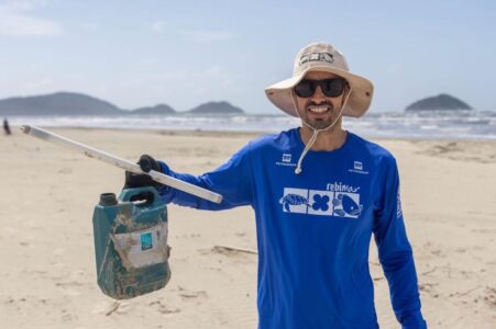 Em 2024 o Programa Rebimar e a Associação MarBrasil confiaram a Laluz Brasil a tarefa de confeccionar camisetas com proteção UV, feitas com materiais orgânicos e pensadas para unir conforto, tecnologia e cuidado com o planeta.